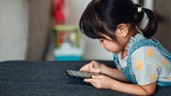 Trẻ được phép và không được phép dùng điện thoại từ nhỏ lớn lên sẽ khác nhau một trời một vực