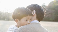 Trên hành trình nuôi con, có những việc người bố buộc phải gánh vác: Mẹ có mạnh mẽ đến đâu cũng không thể thay thế