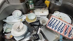 Cảnh báo khẩn cho những ai có thói quen để bát đĩa bẩn trong bồn rửa qua đêm