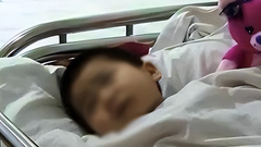 Bé trai ăn cắp đồ nhà bên rồi ngộ độc nhập viện, phụ huynh đòi hàng xóm bồi thường