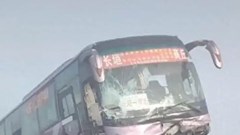 Tai nạn liên hoàn trên cầu, xe khách treo lơ lửng giữa không trung 