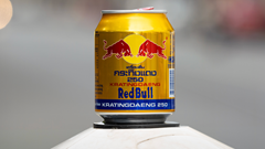 Từ cơn buồn ngủ của một doanh nhân đến đế chế tỉ đô: Sự thật ít biết về nguồn gốc “hàng Thái” của Red Bull  