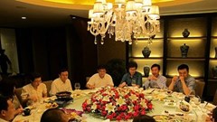 38 tuổi về quê họp lớp, gặp lại lớp trưởng lương 80 triệu/tháng, tôi nhận ra mình kiếm ít tiền nhưng giàu hơn