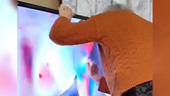 Cụ bà 91 tuổi đập vỡ tivi vì thấy nhân vật yêu thích trong phim bị bắt nạt