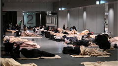 Cảnh tượng không tưởng ở sân bay Nhật Bản giữa đợt tuyết lớn kỷ lục