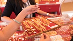 Vòng vàng của khách bị gãy lộ ra 2 viên bi thép, chủ tiệm tháo dỡ kiểm tra lại đổ ra thêm một vũng nước