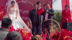 Bố cô dâu trả lại 716 triệu đồng sính lễ ngay trong đám cưới