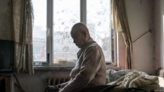 Chăm bố chồng nằm viện 10 năm, con dâu chỉ nhận được hộp bánh và một xấp tiền lẻ: Bài học đắt giá cho người chọn sống tử tế