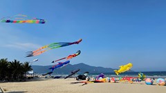 Biển Đà Nẵng rực rỡ sắc màu với hoạt động biểu diễn diều nghệ thuật
