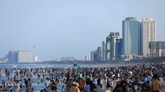 Biển Đà Nẵng đông kín người dịp lễ 30.4 - 1.5