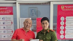 Trao trả tài sản cho hai du khách nước ngoài đánh rơi và bỏ quên