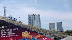 Cận cảnh sân khấu và khán đài phục vụ hơn 10.000 chỗ ngồi mỗi đêm pháo hoa