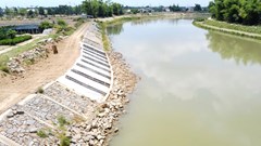 Dự án kè chống sạt lở bờ sông Yên chậm tiến độ do vướng mặt bằng