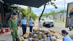 Phát hiện 700kg mực khô bốc mùi nồng nặc trên vỉa hè