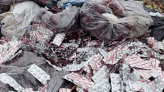 Phát hiện lượng lớn thuốc tân dược vứt bỏ giữa đống xà bần