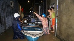 Mưa lớn do bão số 1 gây ngập sâu nhiều khu vực ở Đà Nẵng, người dân trắng đêm di tản tài sản
