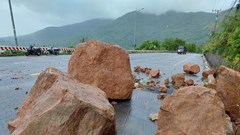 Sạt lở nhiều điểm đường lên bán đảo Sơn Trà sau ảnh hưởng của bão số 1