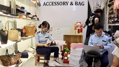 Xử phạt hơn 300 triệu đồng các hộ kinh doanh vi phạm môi trường, hàng giả và hàng lậu