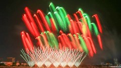 Sông Hàn rực rỡ sắc màu trong đêm pháo hoa của hai đội Bồ Đào Nha và Anh