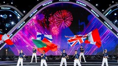 Du khách háo hức chờ đón màn trình diễn của Anh và Bồ Đào Nha