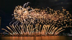 Sông Hàn rực sáng trong đêm tranh tài giữa Hàn Quốc và Ý