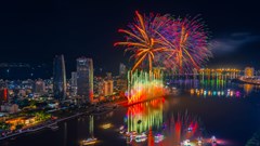 Lượng khách dịp pháo hoa tăng mạnh
