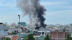 Cháy lớn tại kho chứa vải ở Đà Nẵng, cột khói bốc cao hàng trăm mét