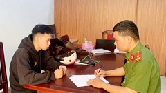 Giả vờ mua vé số, nam thanh niên giật dây chuyền vàng của cụ bà 83 tuổi