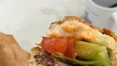 Khách tố phát hiện dòi trong bánh hamburger, lực lượng chức năng vào cuộc kiểm tra