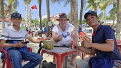 Du khách Australia bật khóc khi nhận lại nhẫn kim cương