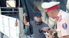 Tài xế Grab nhanh trí cầu cứu CSGT, thoát khỏi vị khách “ngáo đá” 