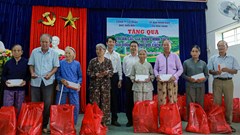 Khu du lịch Núi Thần Tài dâng hương tri ân liệt sĩ và trao quà cho gia đình chính sách tại Hòa Vang