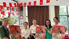 Tặng ấn phẩm Phụ san đặc biệt 2.9 cho người dân Đà Nẵng