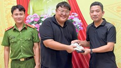 Du khách Hàn Quốc xúc động khi nhận lại tài sản bị đánh rơi