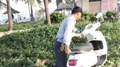 Thực hư clip nhân viên xử lý xe máy ở vỉa hè ven biển