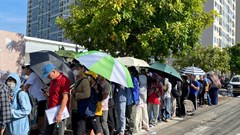 Hàng trăm người xếp hàng xuyên đêm nộp hồ sơ mua nhà ở xã hội 