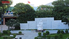 Toàn cảnh Tượng Bác Hồ trong khuôn viên Thư viện Đà Nẵng