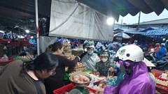 Người dân đổ xô mua hàng tích trữ ứng phó bão số 12