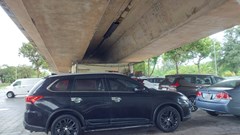Người dân tất bật di dời ô tô, xe máy đến nơi an toàn trước bão số 12