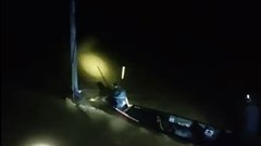 Người đàn ông ôm cột điện giữa dòng lũ cuồn cuộn trong đêm, thoát chết ngoạn mục