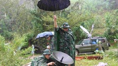 Dầm mưa, vượt lũ khôi phục “mạch máu” thông tin giữa vùng bị mưa lũ cô lập
