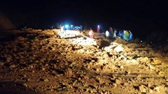 Xuyên đêm băng rừng vượt mưa gió, sạt lở đưa người dân đi cấp cứu