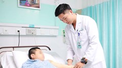 Kịp thời cứu cánh tay bé trai 7 tuổi bị đứt động mạch do tai nạn hy hữu