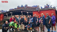 Khách quốc tế tấp nập trở lại phố cổ Hội An sau lũ