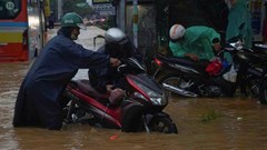 Nhiều tuyến đường ở Đà Nẵng ngập sâu do mưa lớn, giao thông hỗn loạn