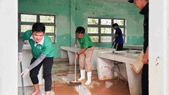 Giữa mưa lũ, những bàn tay trẻ thắp lên ánh sáng yêu thương