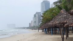 Đà Nẵng tạm dừng hoạt động tắm biển để đảm bảo an toàn trước bão số 13