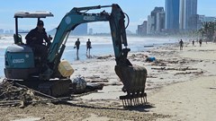Khẩn trương dọn dẹp bãi biển sau bão số 13, sớm trả lại môi trường du lịch sạch đẹp