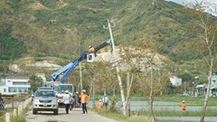 Khôi phục cấp điện cho hơn 84% khách hàng bị ảnh hưởng bởi bão số 13