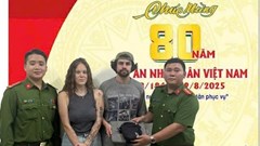 Hai du khách Nga được Công an hỗ trợ tìm lại tài sản thất lạc